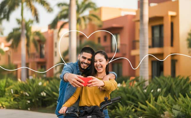 Pareja luego de recibir su remesa